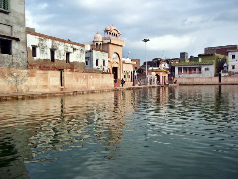 चित्र:Radha-Kund-Govardhan-4.jpg
