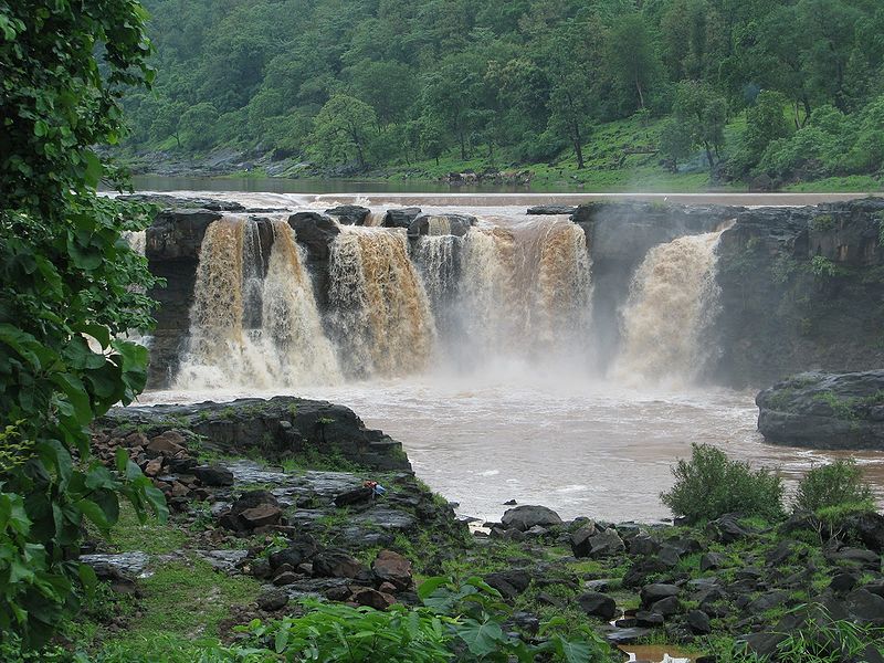 चित्र:Gira-Waterfalls-In-Dangs.JPG