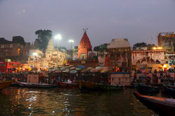 वाराणसी के एक घाट का संध्याकालीन दृश्य