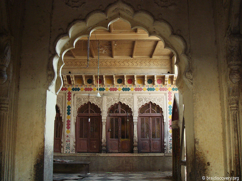 चित्र:Dirgh-Vishnu-Mathura-2.jpg