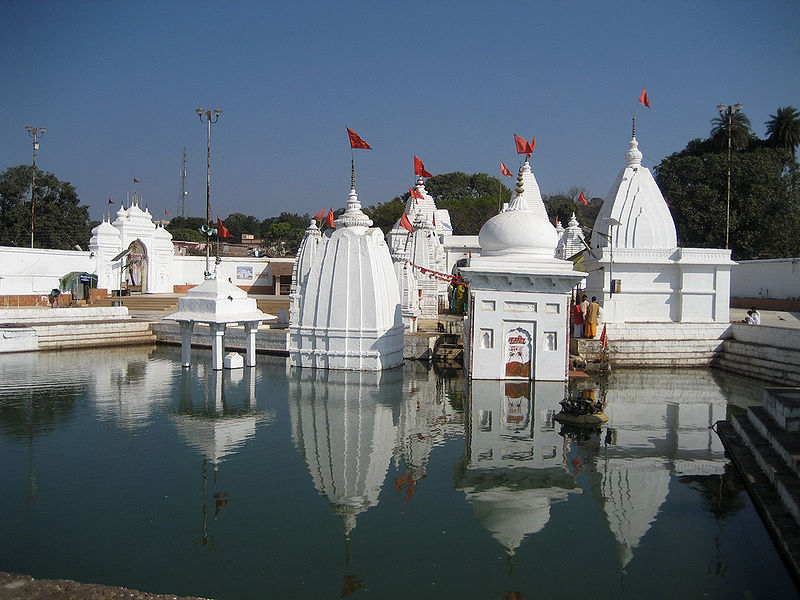 चित्र:Narmada-Kund-And-Temple.jpg