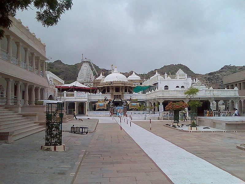 चित्र:Parsvanath-Temple-Nakoda.jpg