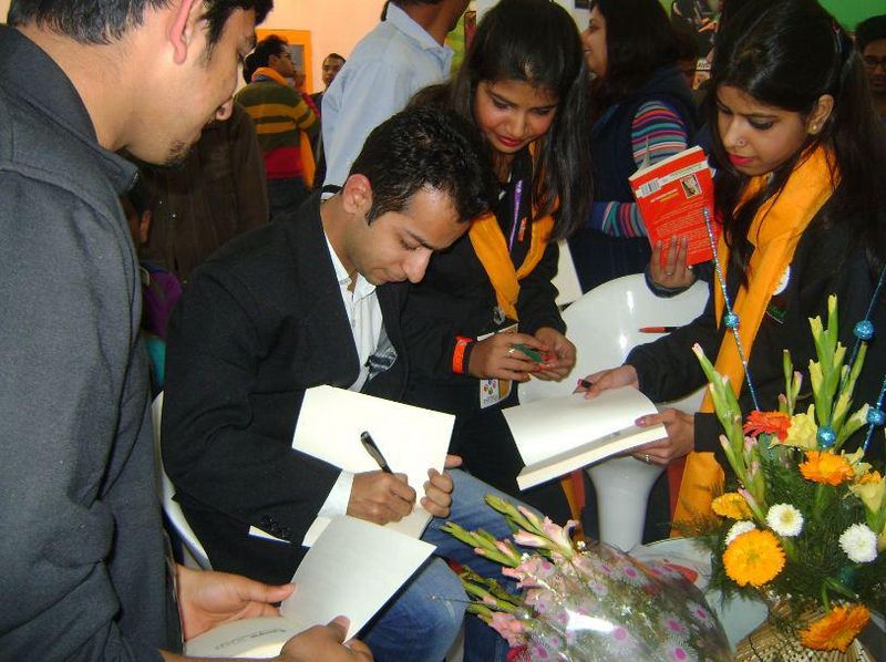 चित्र:Saurabh Dudeja book launce.jpg